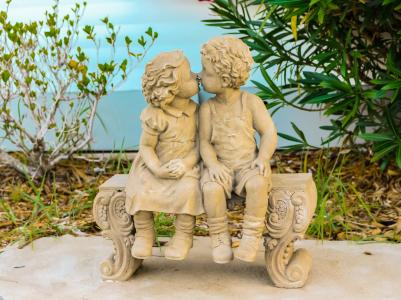 一个男孩和女孩亲吻全高清壁纸和背景图像的花园雕像