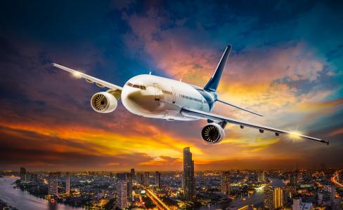 日落时5k视网膜超高清壁纸和背景图像在城市上空的飞机