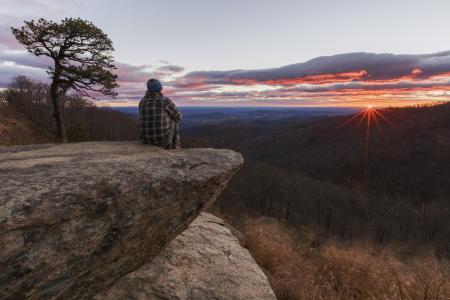 男人或女人看日出,榛山俯瞰,弗吉尼亚州拉帕汉诺克县全高清壁纸和背景