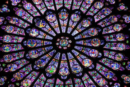 在巴黎圣母院大教堂墙纸和背景的天花板的彩色玻璃
