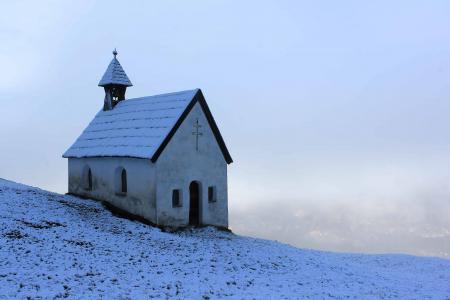 在雪4k超高清壁纸和背景的小教堂
