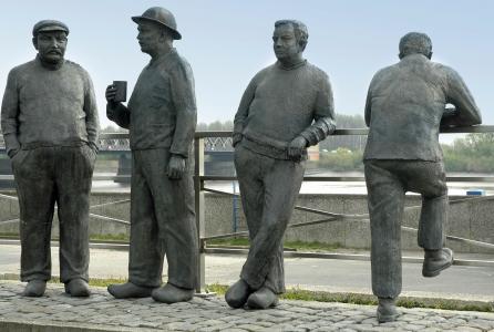 男子站在荷兰全高清壁纸和背景图像周围的雕像