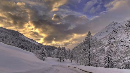 冬季山上的云彩景观全高清壁纸和背景