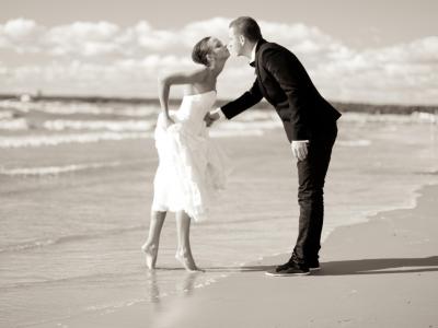 情人节那天在海滩上的情侣全高清壁纸和背景