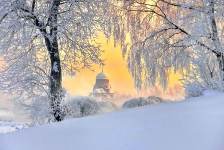俄罗斯教会通过白雪皑皑的树全高清壁纸和背景的视图