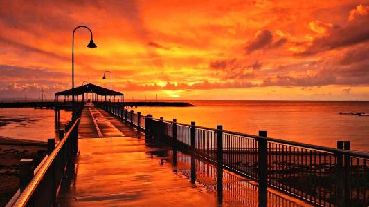 日落时的热带海滩平房全高清壁纸和背景图像