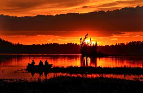 渔民在加拿大湖中钓鱼5k视网膜超高清壁纸和背景