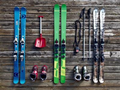 滑雪设备 - 滑雪靴,滑雪板和滑雪杆4k超高清壁纸和背景