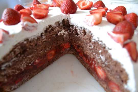 草莓奶油蛋糕切块图片