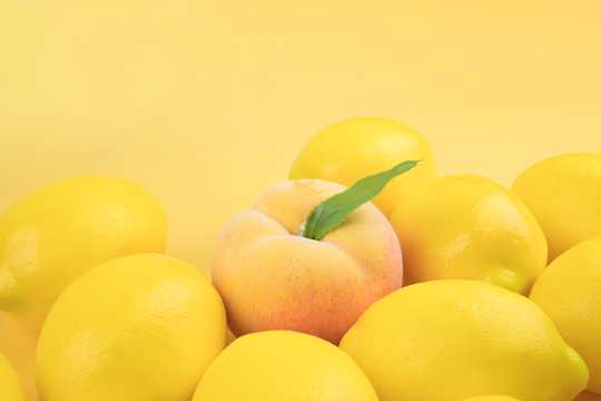 柠檬和水蜜桃