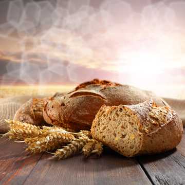 小麦穗与全麦面包图片