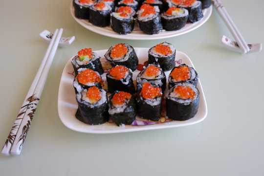 美食鱼子寿司图片