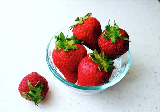 丰硕绯红草莓图片