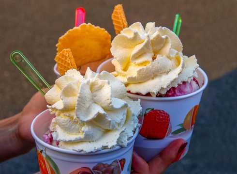 奶油冰激凌甜品图片