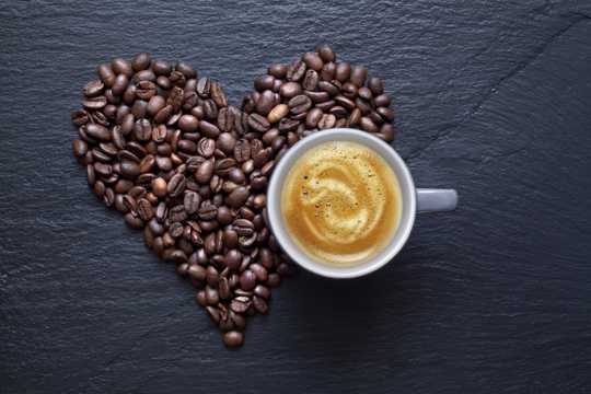 心形咖啡豆和咖啡