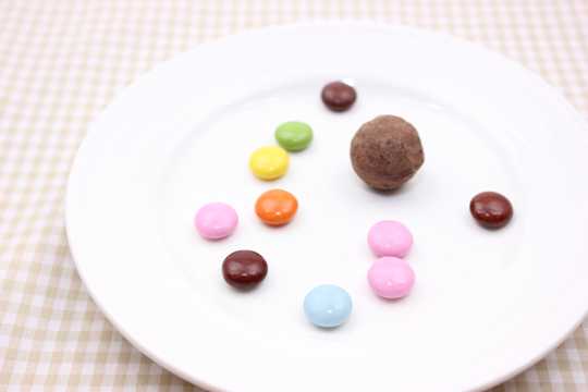 盘子里的彩色巧克力豆