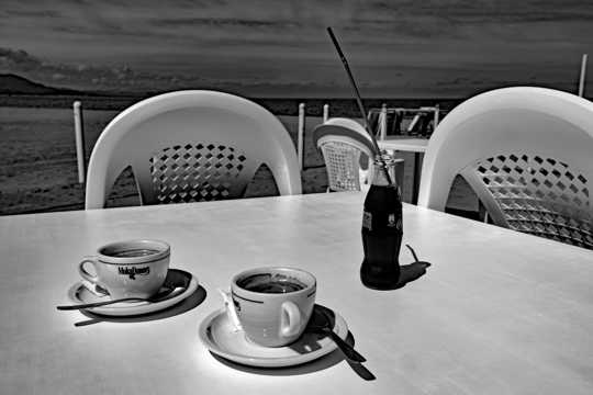 沙滩咖啡馆黑白图片