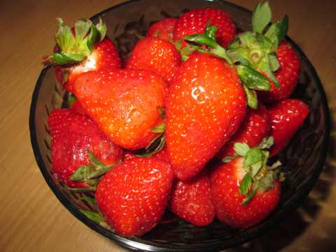 新鲜动人草莓图片
