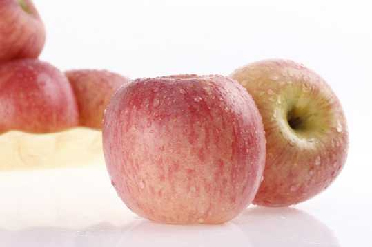 脆甜美食的苹果图片