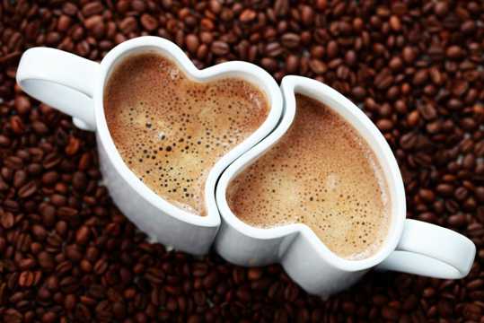 恋人咖啡杯与心形图案咖啡图片