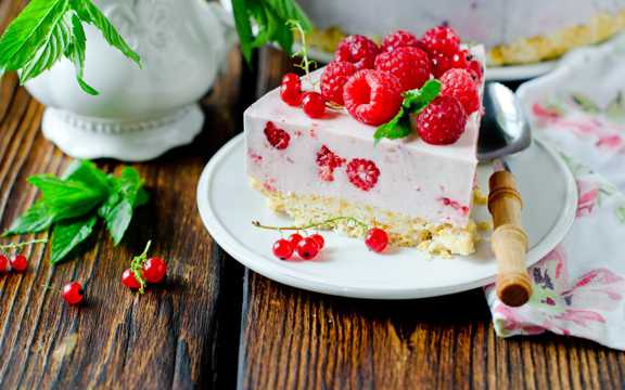 盘子里的树莓慕斯蛋糕